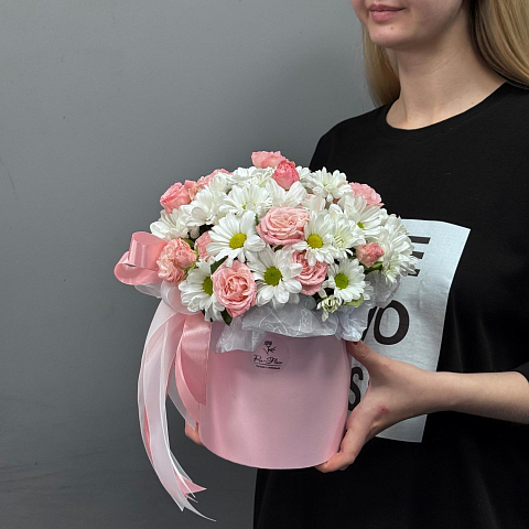 Коробка с цветами. Кустовая Хризантема "Чик", Кустовая Пионовидная роза "Мадам Бомбастик"